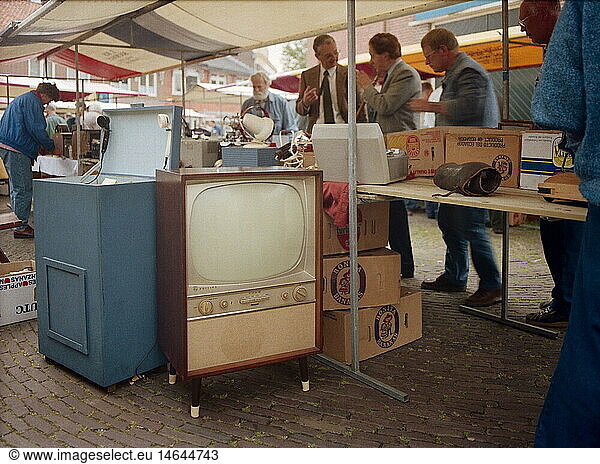 SG hist.  Rundfunk  Fernsehen  Philips Fernseher auf einem Flohmarkt  Nijkerk  Niederlande  um 2000 SG hist., Rundfunk, Fernsehen, Philips Fernseher auf einem Flohmarkt, Nijkerk, Niederlande, um 2000,