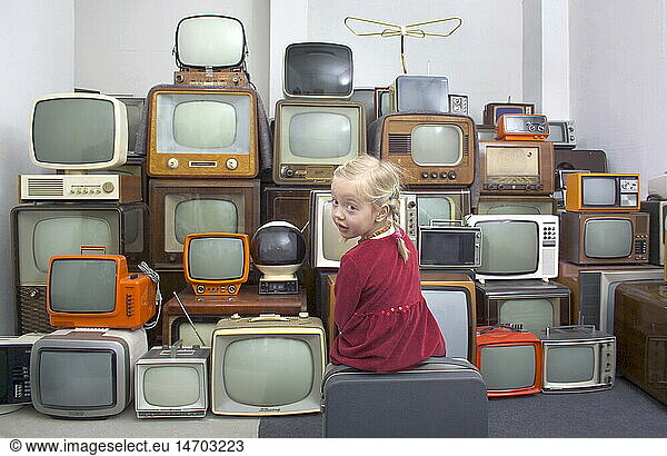 SG hist.  Rundfunk  Fernsehen  Symbol  kleines MÃ¤dchen mit Haufen von alten Fernsehern der 50er Jahre bis 70er Jahre