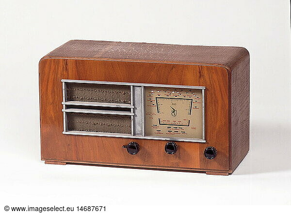 SG hist.  Rundfunk  Radio  Grundig Heinzelmann  legendÃ¤res RadiogerÃ¤t  Deutschland  1946 SG hist., Rundfunk, Radio, Grundig Heinzelmann, legendÃ¤res RadiogerÃ¤t, Deutschland, 1946,