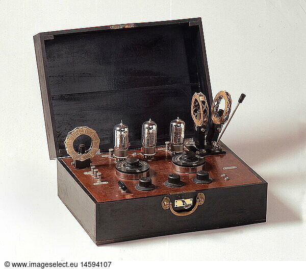 SG hist.  Rundfunk  Radio  RadiogerÃ¤t  Hersteller Firma Walter Fritz  Stuttgart  BausatzgerÃ¤t zum Selbstbau fÃ¼r den Radiobastler  Deutschland  1924 SG hist., Rundfunk, Radio, RadiogerÃ¤t, Hersteller Firma Walter Fritz, Stuttgart, BausatzgerÃ¤t zum Selbstbau fÃ¼r den Radiobastler, Deutschland, 1924,