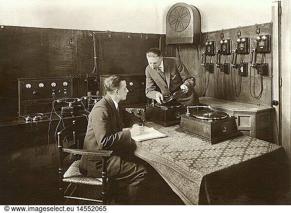 SG hist.  Rundfunk  Radio  Rundfunkstudio  Grammofon  Platten auflegen  VorlÃ¤ufer Discjockey  Grammophon  Sendestudio  Niederlande  um 1929