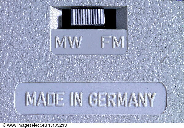 SG hist.  Rundfunk  Radio  Technik  Symbolfoto  Made in Germany  RÃ¼ckseite altes Siemens Radio  Umschalter zwischen den Wellenbereichen Mittelwelle und UKW  Symbol  deutsch  deutsche Produkte  Deutschland  2010