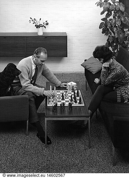 SG hist.  Spiel  Schach  Ehepaar wÃ¤hrend Schachspiel  Deutschland  1958 / 1959