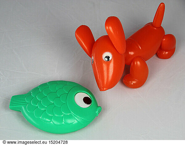 SG hist.  Spielzeug  Plaste-Spielzeug Fisch und Hund  Hersteller: unbekannt (DDR-Produkt)  Design: Kurt Ali Baumgarten