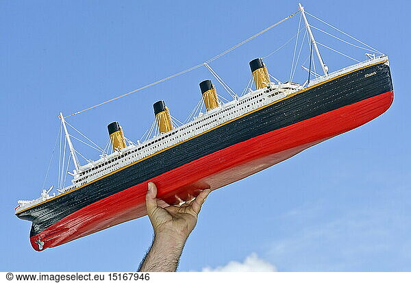 SG hist.  Spielzeug  Titanic  Schiffsmodell  originalgetreu  ca. 1m lang  Schiff  in die Luft gehalten  Deutschland  um 1985