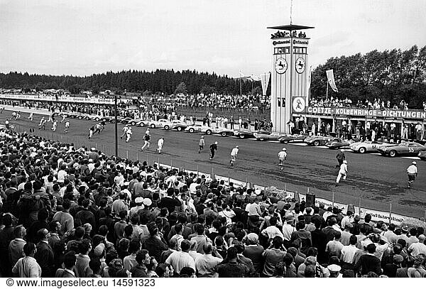 SG hist. Sport  Autorennen  nach dem Startschuss rennen die Fahrer auf ihre Wagen zu  1962