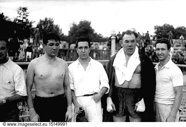 SG hist.  Sport  Boxen  Boxkampf Paulino Uzcudun gegen Rodolfo Diaz  Sieger Uzcudun und sein Gegner nach dem Kampf Ã¼ber acht Runden  San Lorenzo de El Escorial  Spanien  1.9.1946