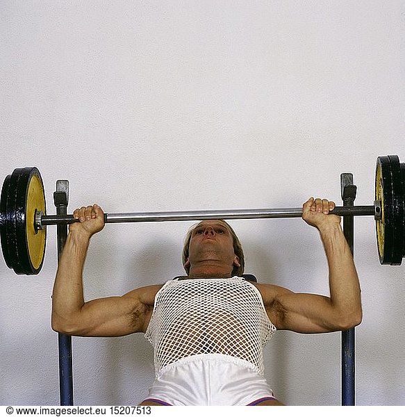 SG hist.  Sport  Fitness  Mann Gewichte stemmend  Anfang 1980er Jahre