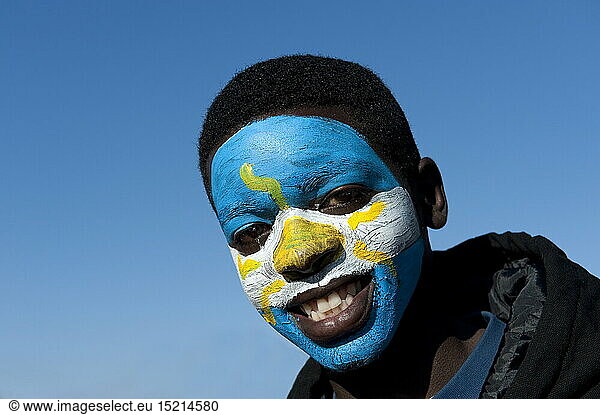 SG hist.  Sport  FuÃŸball  FuÃŸballweltmeisterschaft 2010  sÃ¼dafrikanischer Fan mit argentinischer Flagge als Gesichtsbemalung  Kapstadt  SÃ¼dafrika