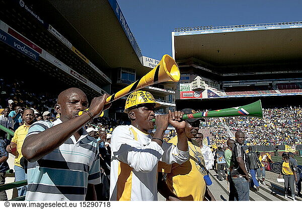 SG hist.  Sport  FuÃŸball  Zuschauer  Fans mit Vuvuzela im Stadion  Kapstadt  SÃ¼dafrika