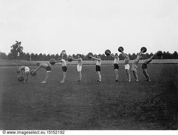 SG hist.  Sport  Gymnastik  Langstrecklerkurs  MÃ¤nner machen Ãœbungen mit dem Medizinball  Stadion  Frankfurt  1926