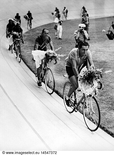 SG hist.  Sport  Radsport  Tour de France  36. Tour de France  Gesamtsieger Fausto Coppi (Italien)  bei der Ehrenrunde  Paris  24.7.1949 SG hist., Sport, Radsport, Tour de France, 36. Tour de France, Gesamtsieger Fausto Coppi (Italien), bei der Ehrenrunde, Paris, 24.7.1949,