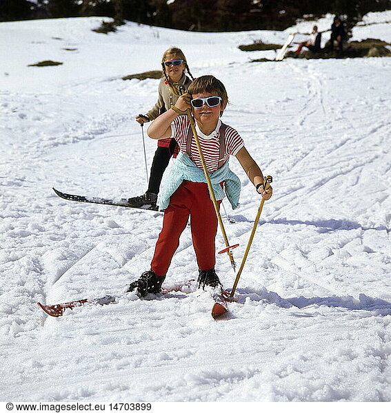 SG. hist.  Sport  Ski fahren  Kinder auf der Piste  1970er Jahre