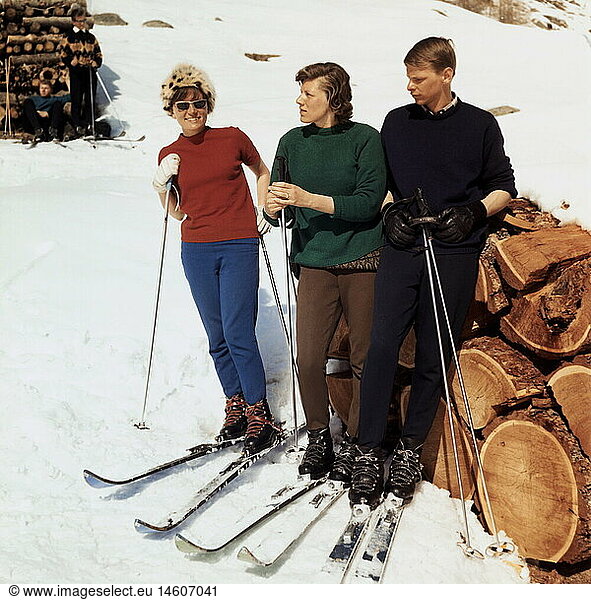 SG hist.  Sport  Ski  Ski Alpin  Gruppe von Skifahrern bei Rast  60er Jahre