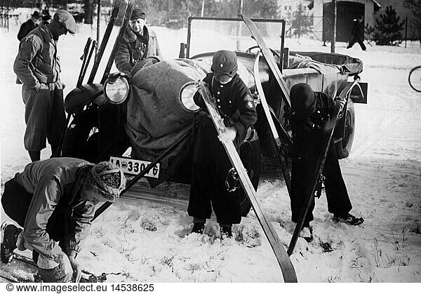 SG hist  Sport  Ski  Skifahren  Kinder wachsen ihre Skier  Berlin  Grunewald  um 1936