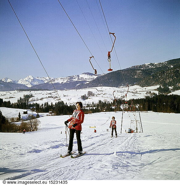 SG hist.  Sport  Skifahren  Frauen beim Schlepplift fahren  Reit im Winkel  1975