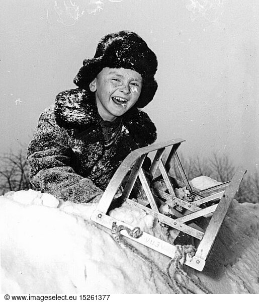 SG hist.  Sport  Wintersport  Schlitten  Junge mit Rodelschlitten  RuÃŸland  1957