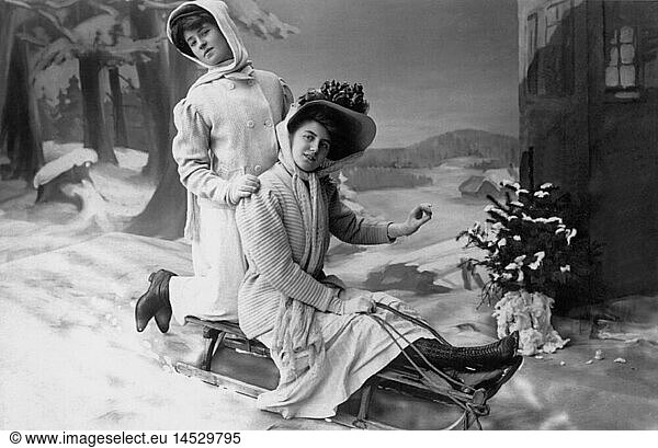 SG hist.  Sport  Wintersport  Schlitten  zwei Frauen mit Schlitten  Studioaufnahme  um 1910