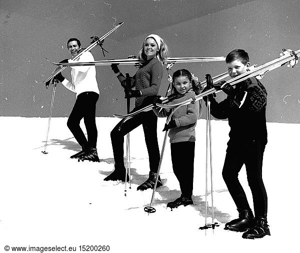 SG hist.  Sport  Wintersport  Skifahren  eine Familie beim Aufstieg auf den Hang  1970er Jahre