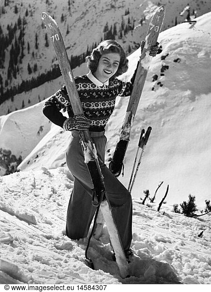 SG hist. Sport  Wintersport  Skifahren  Frau im Schnee mit Skiern  1950er Jahre