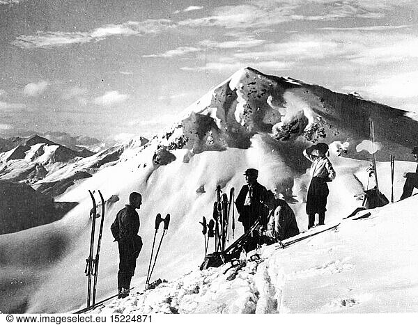 SG hist.  Sport  Wintersport  Skifahren  Gruppe in den Bergen  1930er Jahre