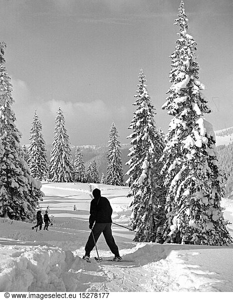SG hist.  Sport  Wintersport  Skifahren  langsam bergab im Pflugschwung  Feldberg  Schwarzwald  1950er Jahre