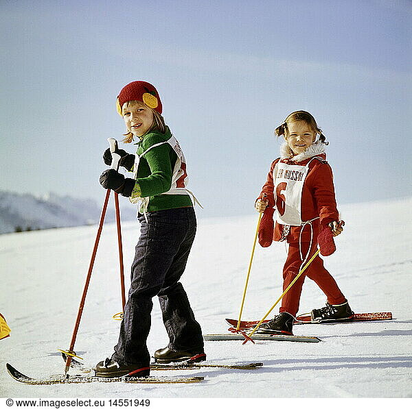 SG hist.  Sport  Wintersport  Skifahren  MÃ¤dchen auf Skiern  Reit im Winkl  1975