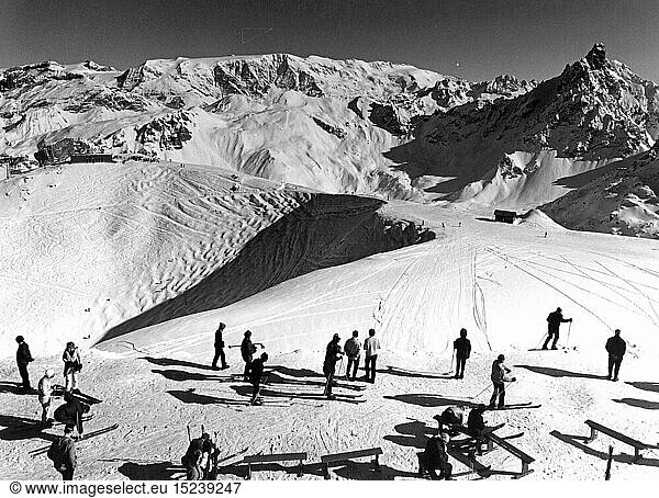 SG hist.  Sport  Wintersport  Skifahren  Skifahrer an der Gipfelstation  Courchevel  Frankreich  1970