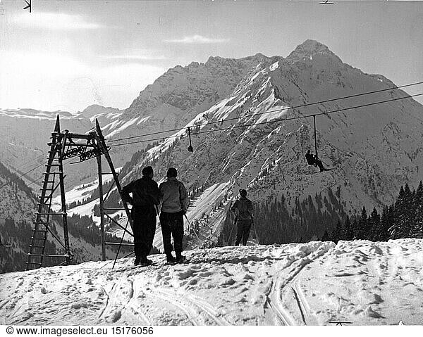 SG hist.  Sport  Wintersport  Skifahren  Skifahrer an der Gipfelstation des Skilift  1954