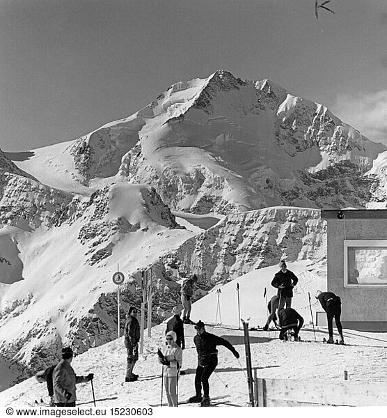 SG hist.  Sport  Wintersport  Skifahren  Skifahrer an Gipfelstation  Pontresina  Oberengadin  Schweiz  1960er Jahre