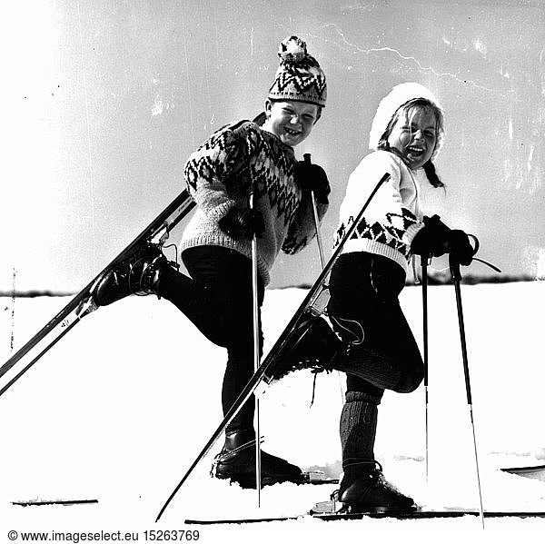 SG hist.  Sport  Wintersport  Skifahren  zwei Kinder auf Skiern  um 1960