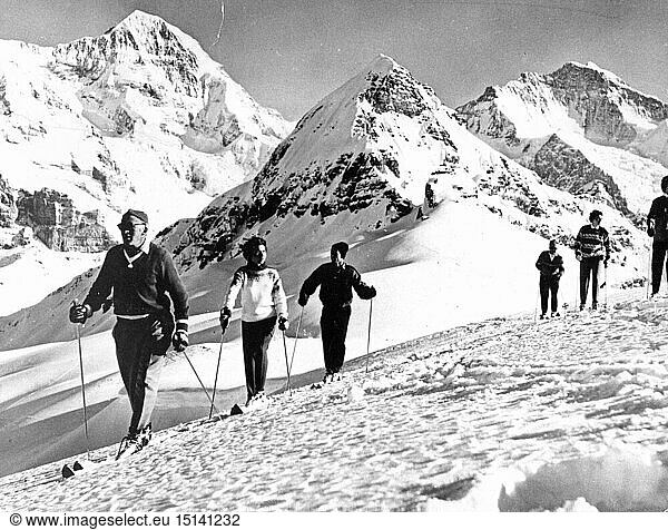 SG hist.  Sport  Wintersport  Skitour  Gruppe Skiwanderer im Jungfraugebiet  Berner Oberland  Schweiz  1963