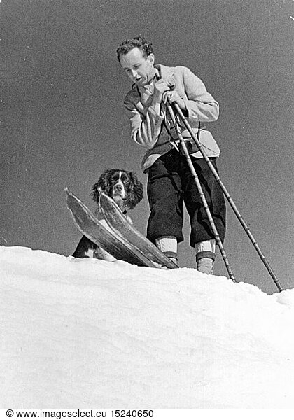 SG hist.  Sport  Wintersport  Skitour  Skifahrer mit seinem Hund am Rand des Abhangs  um 1950