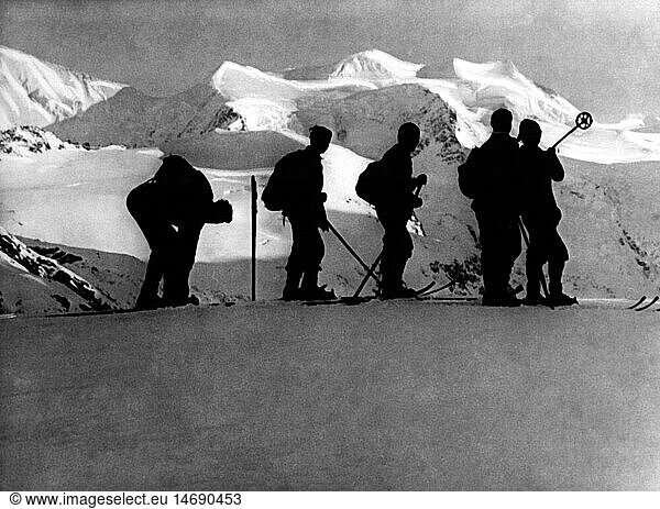 SG hist.  Sport  Wintersport  Winter in den Bergen  SkilÃ¤ufer bei St.Moritz  1920er Jahre SG hist., Sport, Wintersport, Winter in den Bergen, SkilÃ¤ufer bei St.Moritz, 1920er Jahre