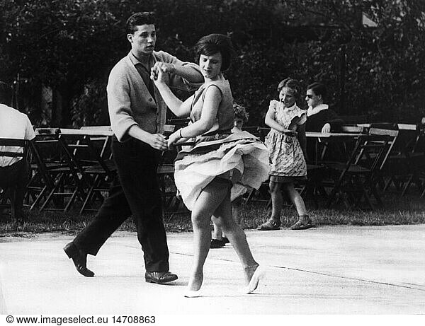 SG hist.  Tanz  Rock 'n' Roll  Paar tanzt Rock'n Roll  tanzendes Paar auf einer Terrasse  Deutschland  1964