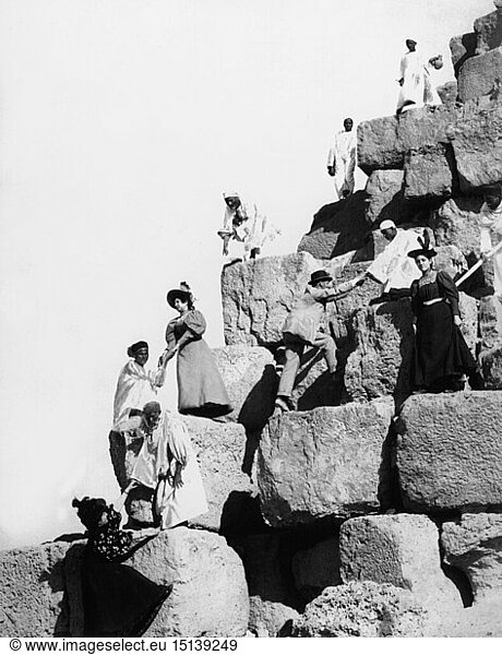SG hist.  Tourismus  EuropÃ¤er in Ã„gypten  Gruppe ersteigt die Pyramide des Cheops in Gizeh  um 1900