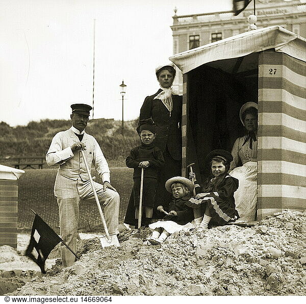 SG hist.  Tourismus  Urlauber  Familie am Strand  Deutschland  Norderney  1910