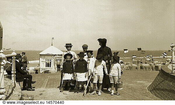 SG hist.  Tourismus  Urlauber  Familie am Strand  Gruppenbild Deutschland  Norderney  1910