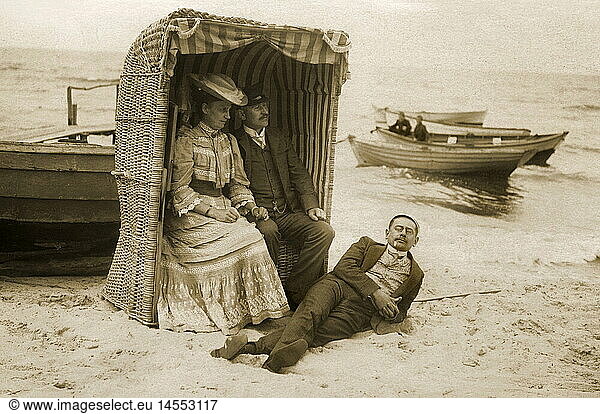 SG hist.  Tourismus  Urlauber  Paar mit Freund am Strand  Deutschland  1907