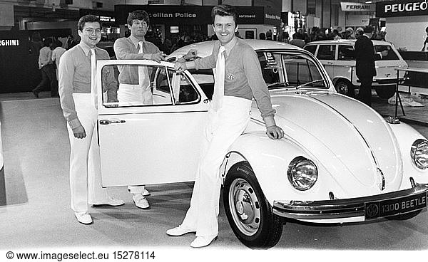SG hist.  Verkehr  Auto  Autoausstellungen  mÃ¤nnliche Hostessen am Stand von Volkswagen mit VW 1300 KÃ¤fer  Earls Court  London  13.10.1970