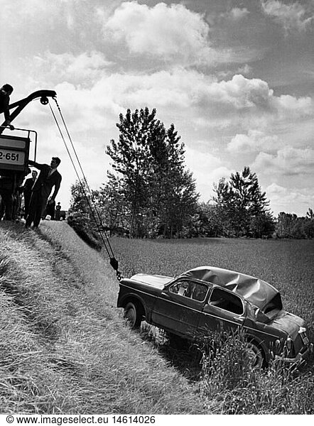 SG hist.  Verkehr  Auto  AutounfÃ¤lle  Unfallwagen wird geborgen  um 1960