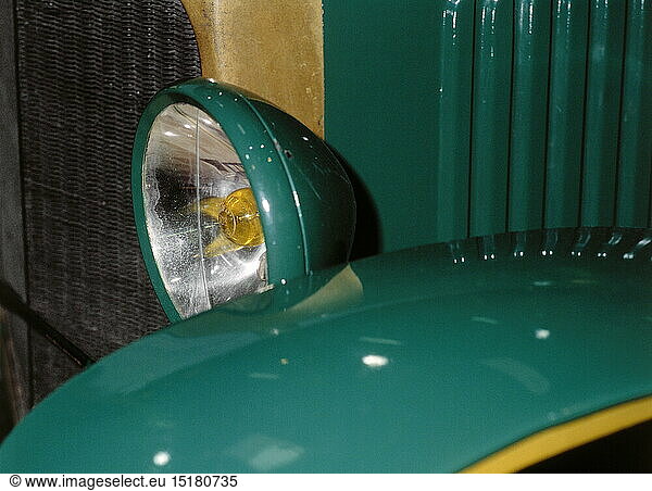 SG hist.  Verkehr  Auto  Detail  Scheinwerfer eines grÃ¼n lackierten Oldtimers