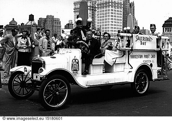 SG hist.  Verkehr  Auto  Nutzfahrzeuge  Feuerspritze auf einem Ford Modell T Chassis von 1918  bei einer Parade der Amerikanischen Legion  Posten 308  Forreston  Illinois  New York City  1954