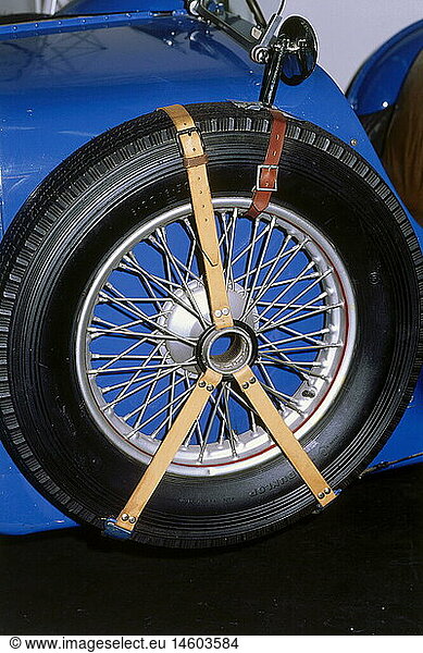 SG hist.  Verkehr  Auto  Oldtimer  Detail  mit Lederriemen gehaltenes Reserverad an einem Oldtimer