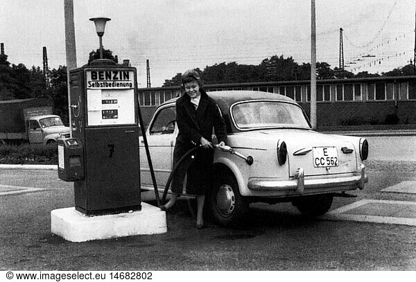 SG hist.  Verkehr  Auto  Tankstelle  Frau tankt Benzin an einer ZapfsÃ¤ule  Essen  1959