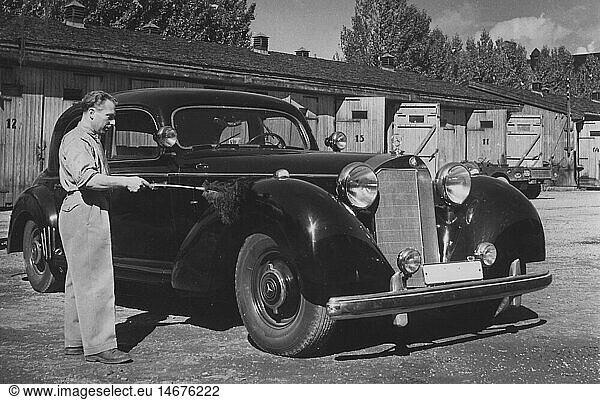 SG hist.  Verkehr  Auto  Typen  Benz  Mercedes Benz wird abgestaubt  Ende 1940er Jahre SG hist., Verkehr, Auto, Typen, Benz, Mercedes Benz wird abgestaubt, Ende 1940er Jahre
