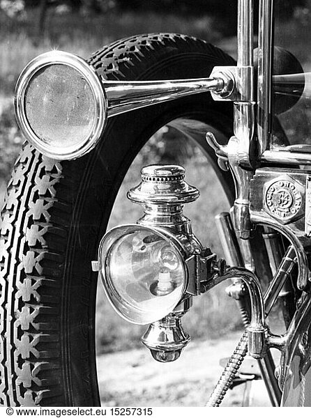 SG hist.  Verkehr  Auto  Typen  Italia 25/35 PS  Baujahr 1912  Detail  Laterne und Hupe  Automobilmuseum Turin  Italien  1960er Jahre