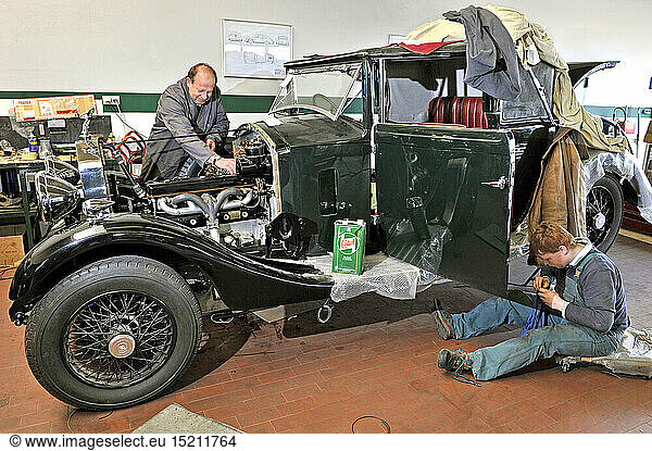 SG hist.  Verkehr  Auto  Typen  Rolls-Royce  David Bayley Jones restauriert seinen Rolls-Royce 20/25 von 1933  Werkstatt bei der Firma Ruf Automobile in Pfaffenhausen  Bayern  Deutschland  25.03.2010
