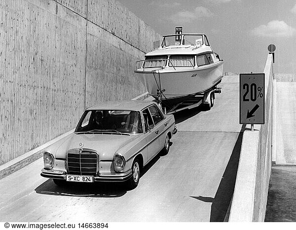 SG hist.  Verkehr  Autos  Typen  Mercedes-Benz 200 SE mit BootsanhÃ¤nger  Daimler-Benz TestgeglÃ¤nde  Stuttgart-UntertÃ¼rkheim  1965