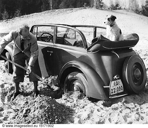 SG hist.  Verkehr  Autos  Typen  Opel Kadett I  Fahrer schaufelt den Wagen aus Sand  Deutschland  um 1939